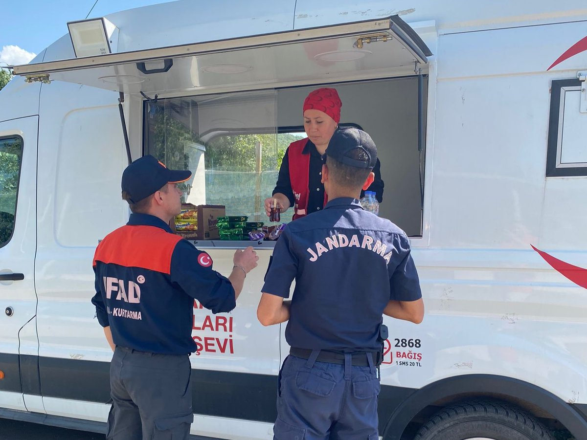 KIZILAY11's tweet photo. Bilecik Merkeze bağlı Karaağaç Köyü’nde kaybolan vatandaşın arama kurtarma çalışmalarında sahada yer alan personellere iaşe desteği sağladık. https://t.co/76DiEcByRp