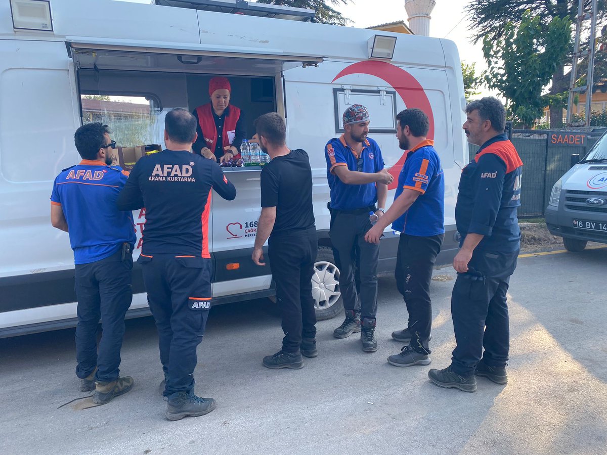 KIZILAY11's tweet photo. Bilecik Merkeze bağlı Karaağaç Köyü’nde kaybolan vatandaşın arama kurtarma çalışmalarında sahada yer alan personellere iaşe desteği sağladık. https://t.co/76DiEcByRp
