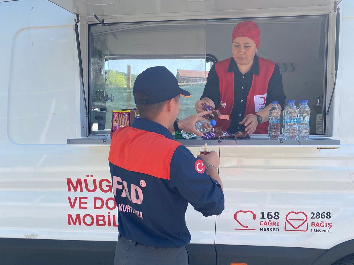 KIZILAY11's tweet photo. Bilecik Merkeze bağlı Karaağaç Köyü’nde kaybolan vatandaşın arama kurtarma çalışmalarında sahada yer alan personellere iaşe desteği sağladık. https://t.co/76DiEcByRp