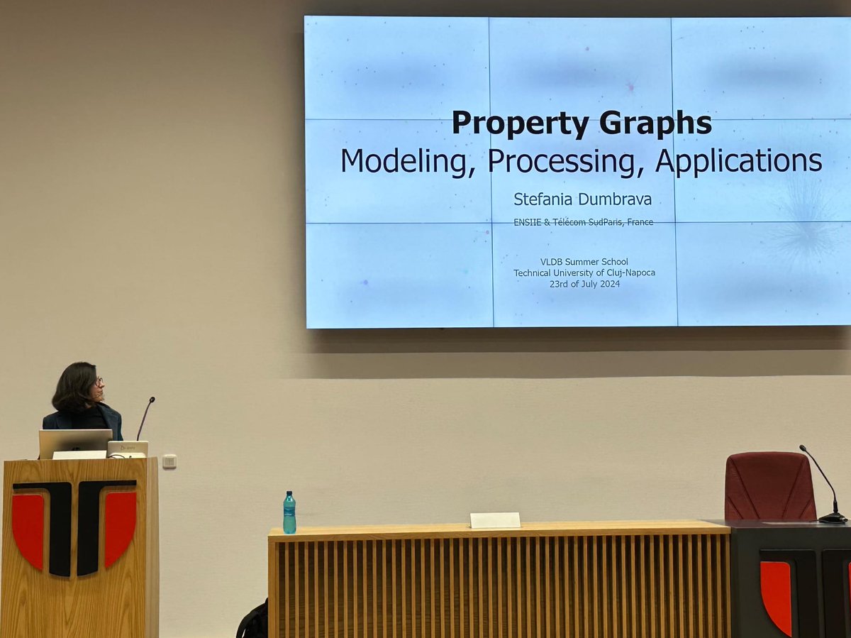 vldb_ssc's tweet image. Stefania Dumbrava's introduction to property graph processing opened the lecture block on Data Preparation/Structuring (cc @sdumbrav)