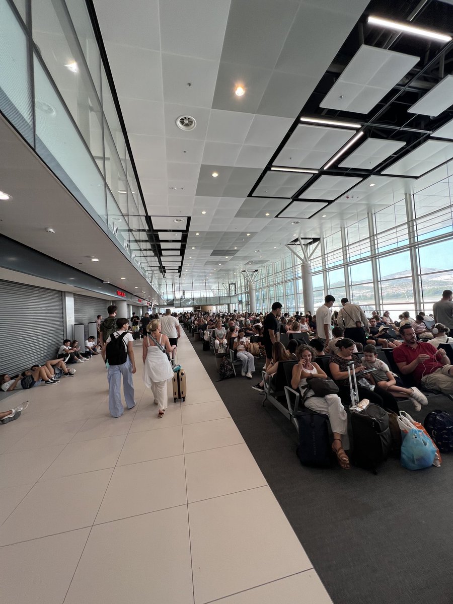 MajaMcbride's tweet photo. Major delays at #split airport #hackers https://t.co/KJvV6xlRj3