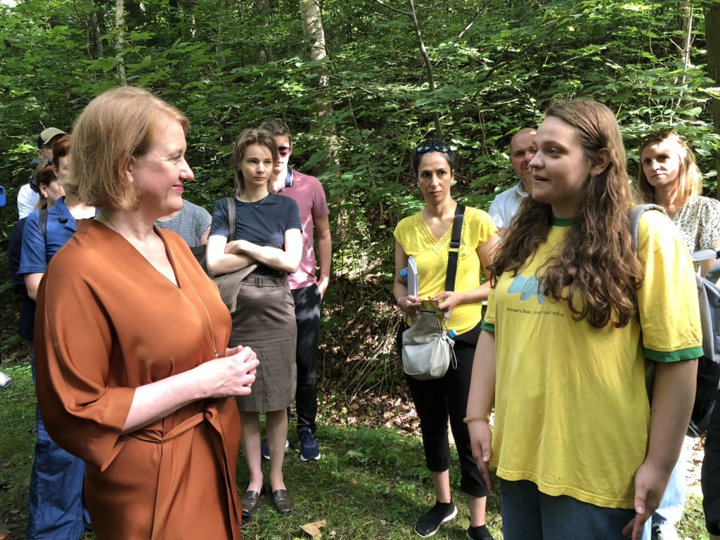asf_ev's tweet photo. Besuch von @lisapaus beim #Sommerlager auf dem Gedenkweg an der früheren Bahn zum KZ @Buchenwald_Dora #WirErinnern @BMFSFJ #EngagiertImSommer #mitASF https://t.co/phMTgVdqBK