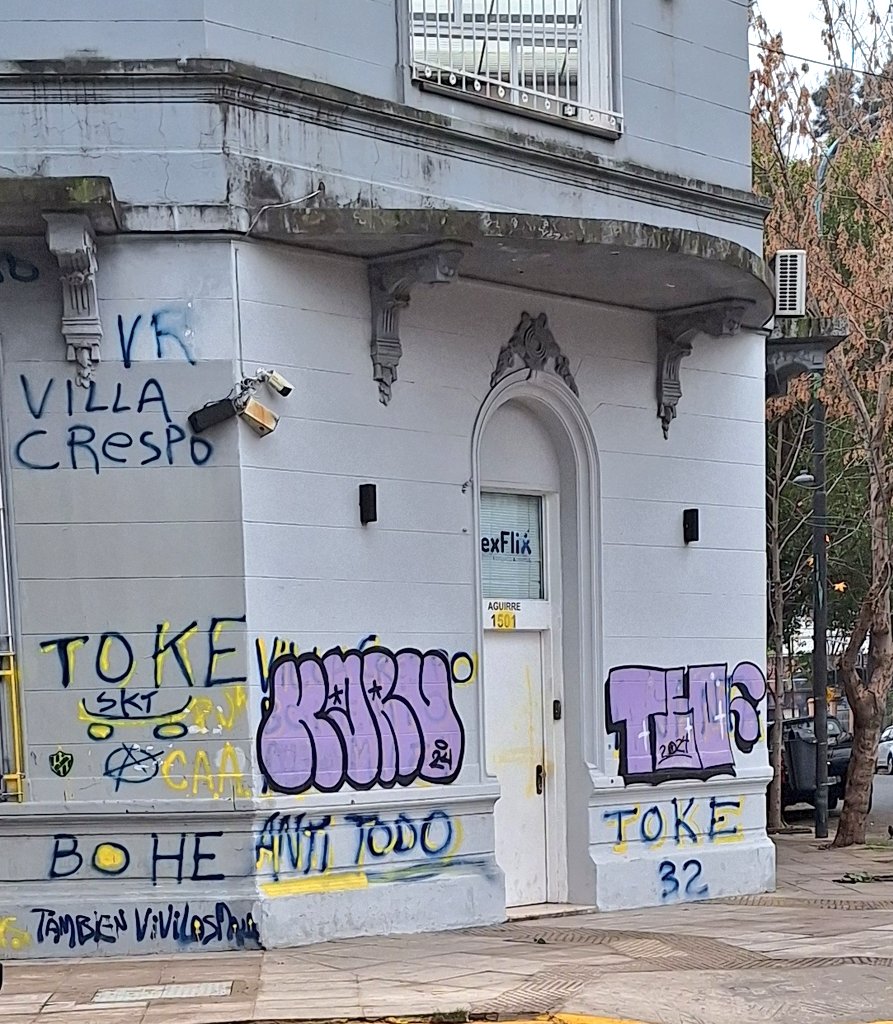 Update 5: toda una esquina con pintadas de una barra brava y lo único que tapás una y otra vez es "antimilei", "antifacista" y "antiratis"?

Raro.

Encima con ese bombing de diseñador gráfico? Dejame dudar.