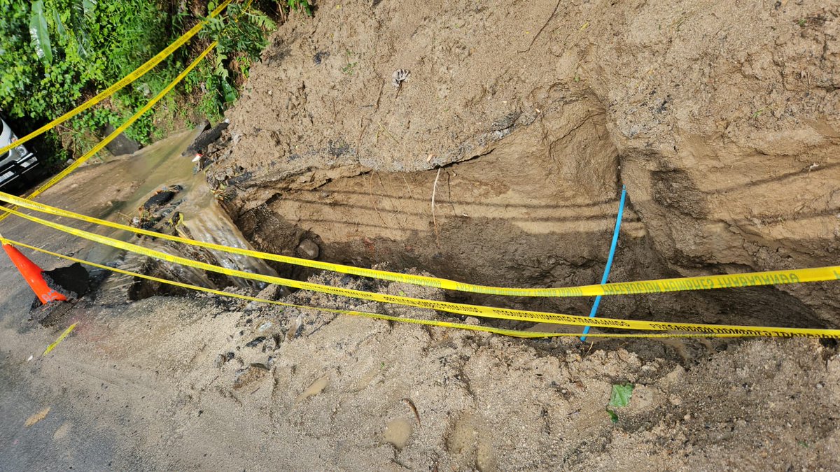 QDoradas's tweet photo. #Denuncia En Quintas Doradas, los señores de @ANDASV, hace semanas, se dieron a la tarea de hacer excavaciones dejando un grave problema en nuestra calle, creando una cercana frente a nuestras casas.
Están creando una futura catástrofe y no son capaces de dar solución. https://t.co/4KFSyTAcZ7
