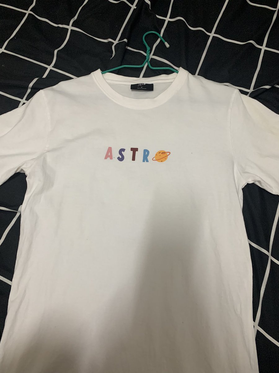 Hatai_10's tweet photo. ปล่อยเสื้อ Astro คอลนี้ของพี่ไบร์ทค่ะ

มีตำหนิคาบเหลืองตรงแขน ขอคนรับได้ เอาไปซักเองน้าา  350฿ รวมส่งงค่ะ 

#ตลาดนัดไบร์ทวิน  #ตลาดนัดGMM #astrostuffs #เสื้อastro https://t.co/O4G1xzsHj1