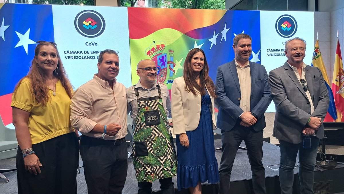 albertogonzdiaz's tweet photo. La comunidad venezolana hace de #madrid una mejor ciudad y una mejor región. Compartimos con la @CamaraCeve un acto en apoyo de iniciativas emprendedoras gastronómicas gracias a la @RutaDeLaArepa. #distritolatina es un distrito donde viven y trabajan muchos de ellos/as. https://t.co/doBk1Z5DrS