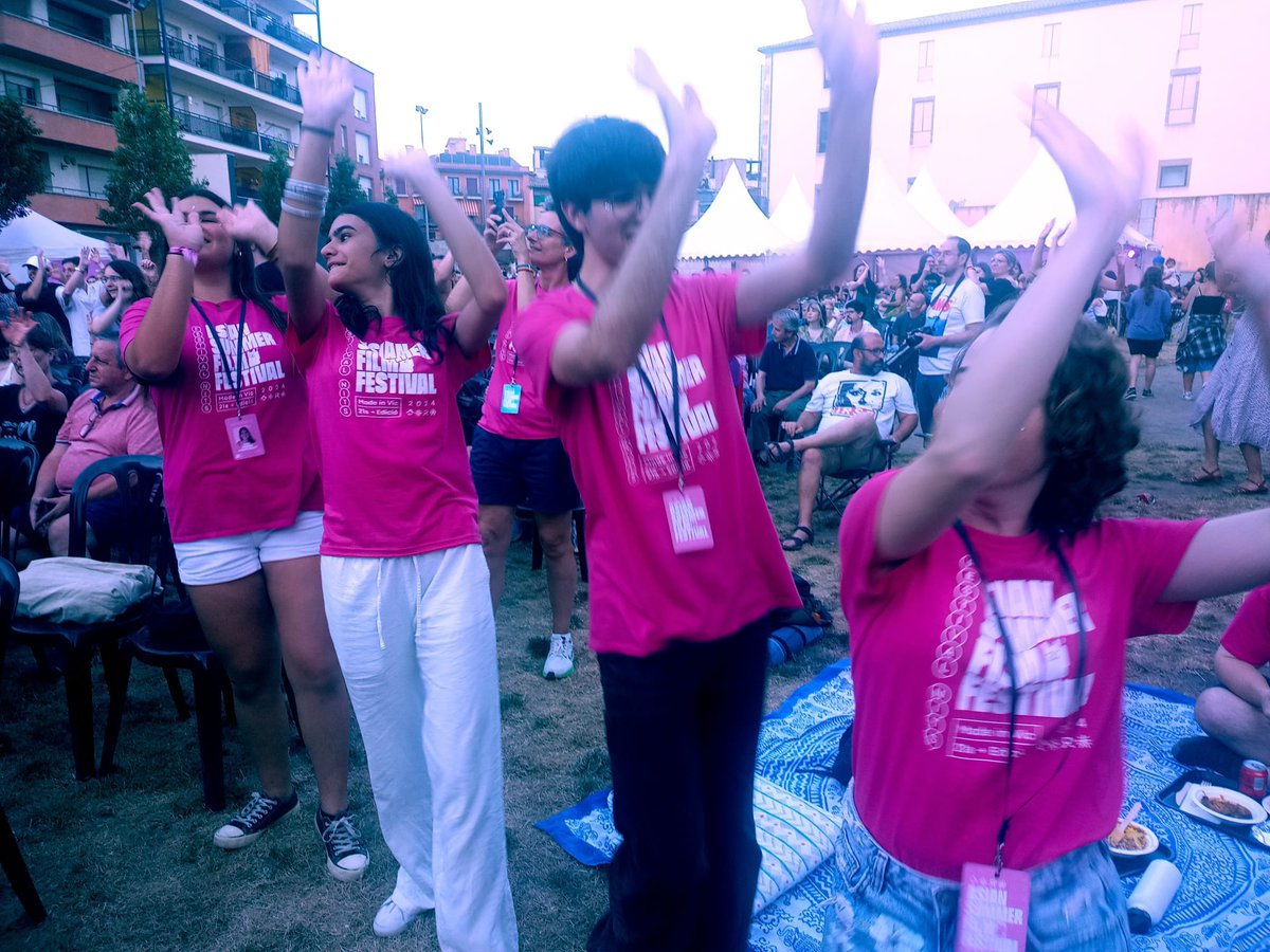 MagaZinema_'s tweet photo. Como el día solo podía ir a mejor, lo dimos todo en La Bassa bailando gracias a la escuela @nataraja_dance que con un ritmazo y gran puesta escena hizo que el público se anímase como no habíamos visto aún en esta edición del @CinemaOriental. https://t.co/XmXPCZTcpR