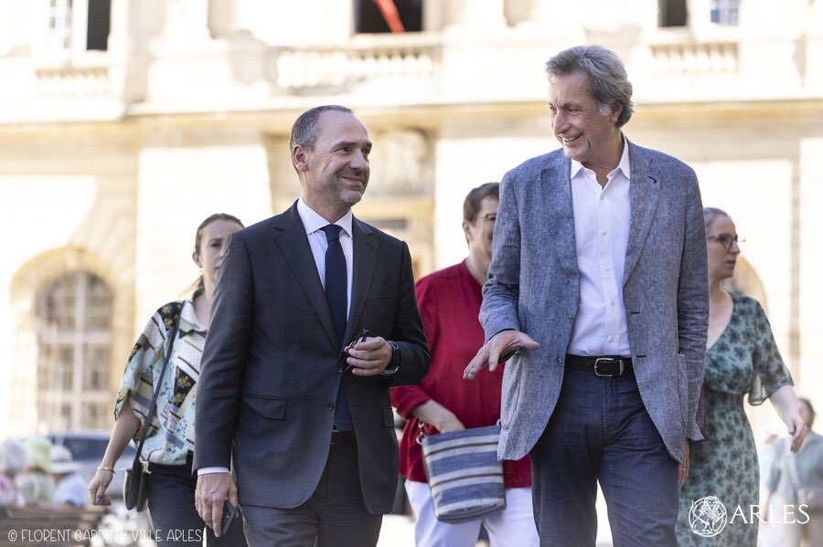 Ce matin le préfet de police était à Arles, aux côtés du maire <a href="/CarolisPatrick/">Patrick de Carolis</a> 
Après le succès populaire du passage de la 🔥le 12 mai, Arles redevient le centre du monde culturel cet été. 
🔵 Police nationale, police municipale, gendarmes et militaires de la force Sentinelle