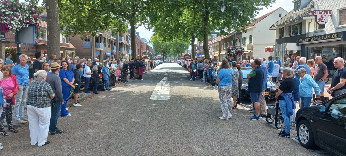TonEngels's tweet photo. 'Meneer Jaap' kreeg vanmiddag terecht een zeer waardig afscheid! (Foto aanklikken en inzoomen!) #MeneerJaap #SlagerijvanLoo https://t.co/E0Yi2Vnh8x