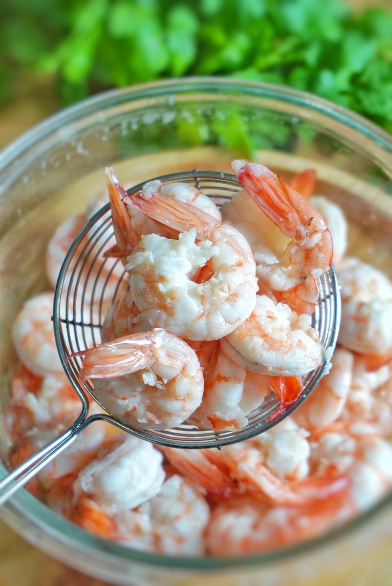 ReviewAroii's tweet photo. ลวกกุ้งยังไงให้เนื้อกรอบนุ่มเด้งสีสวย? 🍤🍤 สูตรนี้คือดีย์ 100000% กัดไปแล้วมันกรอบเด้งสู้ฟัน แนะนำเลย! 

•  ล้างและทำความสะอาดกุ้งตามปรกติ 
•  หมักกุ้งกับแป้งมัน เกลือ และไข่ขาว ทิ้งไว้ 30 นาที 
• นำไปล้างน้ำ 3 รอบ แล้วนำไปลวกใช้เวลา 1 นาทีและตักขึ้นนำน็อคน้ำเย็นจัดทันที https://t.co/0jMRDmhdPy
