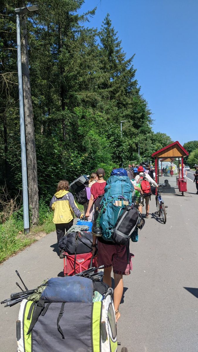 MaWaLuetzerath's tweet photo. Menschen verlassen (temporär) den Wasserwald. 
Allgemeinverfügung: Es gilt ab heute morgen 6 Uhr ein Aufenthalts- und Betretungsverbotes im gesamten Wasserwald in Grünheide. Es wurde zugesichert, dass MaWa und Wald nach der Bombensprerrung zurück können. https://t.co/Exg7bFjB2D