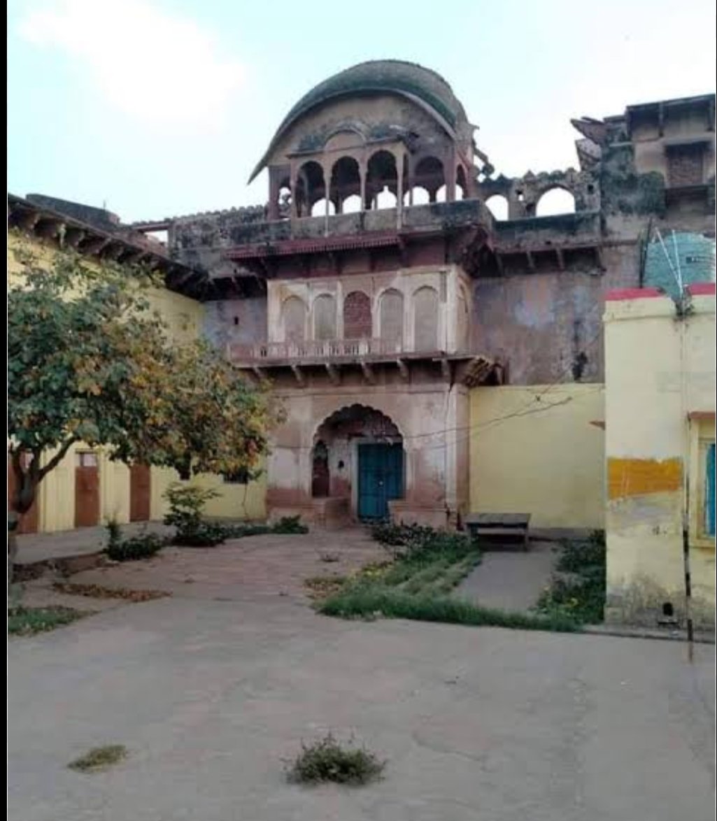 Rajveer71157831's tweet photo. हलेना के हनौली महल ! ये महाराजा बदन सिंह के काका और ठाकुर श्री चूडामन के छोटे भाई ठाकुर श्री अतिराम जी द्वारा बनवाया गया था ! 1711 ईस्वी में दिल्ली के साथ इस महल के लिये रक्त पात हुआ था ! यही हमारी जन्म स्थली है !
#JAT_LEGENDS #RULAR https://t.co/46olufQdbI