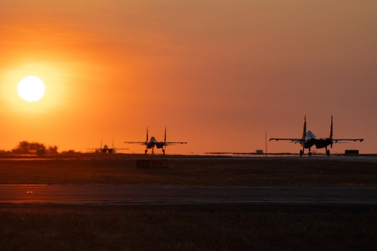 IAF_MCC's tweet photo. #ExPitchBlack, with dusk descending over the skies of Darwin, #IAF Su-30MKIs get airborne to undertake night air operations in Australia.

#PitchBlack24
#DiplomatsInFlightSuits https://t.co/Hdcm1liBJ4