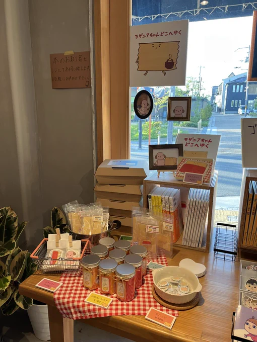 グッズの売り場はこんな感じ。
無料配布のぬり絵もあります👶
大阪の四條畷(しじょうなわて)にある「もりねき書店」さんで開催させていただきます!
ぜひお立ち寄りください😌 