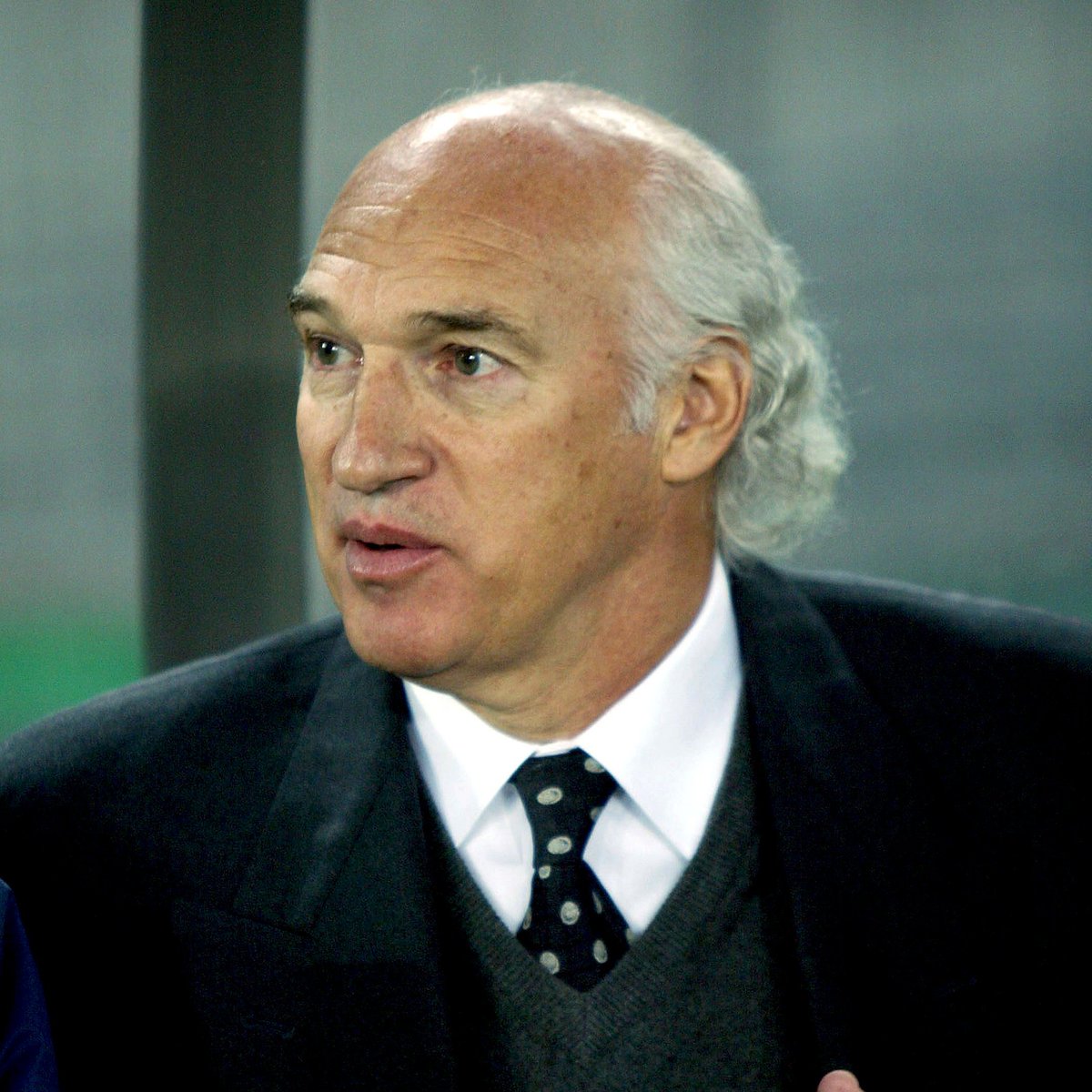 VSportsTM's tweet photo. Un 23 de julio, pero de 1967, Carlos Bianchi debutaba en Primera División. Lo hizo con Vélez ⬜️🔷⬜️ a los 18 años. Luego se convertiría en el máximo artillero de la historia del club, con 206 goles. Prócer del fútbol argentino como jugador y DT. RESPETO. https://t.co/PMGRsQ7GHv