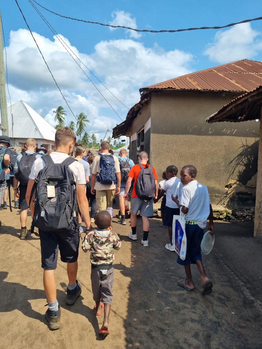 camptanzania's tweet photo. #TeamPapayu getting involved in meeting the school children, the local community, and doing some traditional dancing π€ @campseffect #campsint #community https://t.co/7pYmhMircC