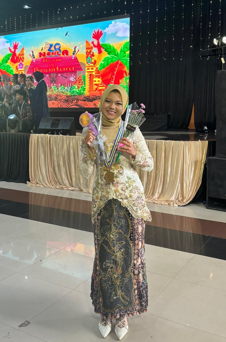 goosecatt_'s tweet image. *Graduation
Z : "sayang, aku udh didepan, ya"
or
N : "p ingpo, gwh sdh didpan"

 I might never be the one who brings you flowers - perfect 1D

#1DRockingAnniversary #1DKaraokePartyOnline #14YearsOf1D #14YearsOfOneDirection