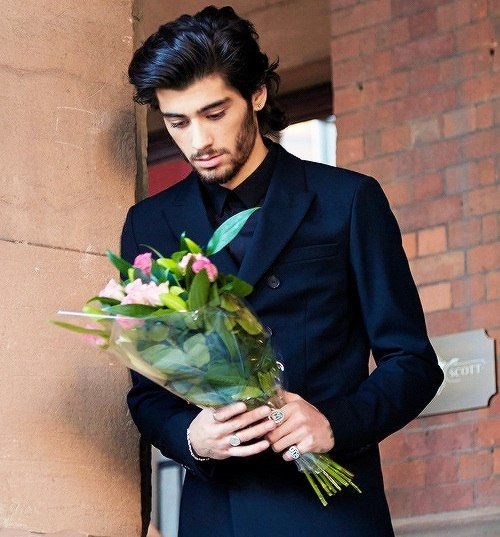 goosecatt_'s tweet image. *Graduation
Z : "sayang, aku udh didepan, ya"
or
N : "p ingpo, gwh sdh didpan"

 I might never be the one who brings you flowers - perfect 1D

#1DRockingAnniversary #1DKaraokePartyOnline #14YearsOf1D #14YearsOfOneDirection