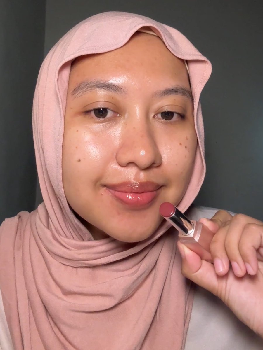 junjunitaf's tweet photo. Abis cobain tinted lipbalm yg menurutku ini cakep sihh, aku punya 2 shade yg kayanya bakalan cocok i netral undertone kaya aku. Tuh kan shadenya cakep banget kan #lipbalm https://t.co/6oHgmrrmZS