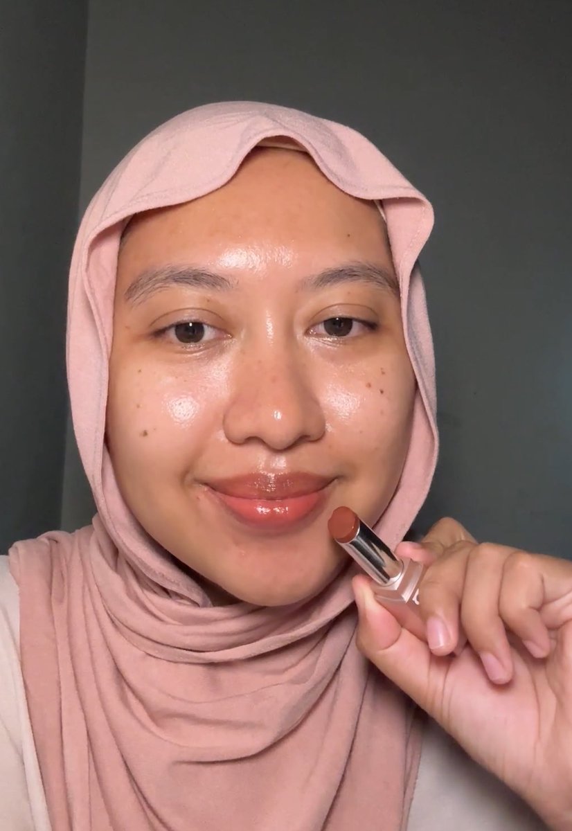junjunitaf's tweet photo. Abis cobain tinted lipbalm yg menurutku ini cakep sihh, aku punya 2 shade yg kayanya bakalan cocok i netral undertone kaya aku. Tuh kan shadenya cakep banget kan #lipbalm https://t.co/6oHgmrrmZS