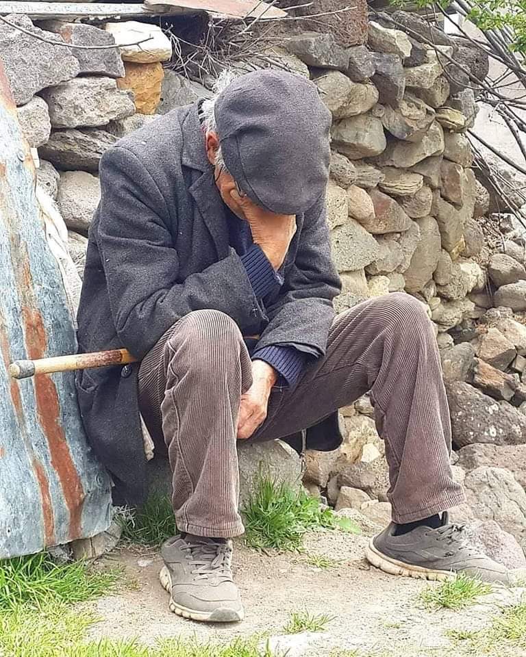 Ve sen gelmiyorsun, çünkü gelmeye kendin ihtiyaç duyana kadar bekliyorsun.
İyi akşamlar olsun herkese..