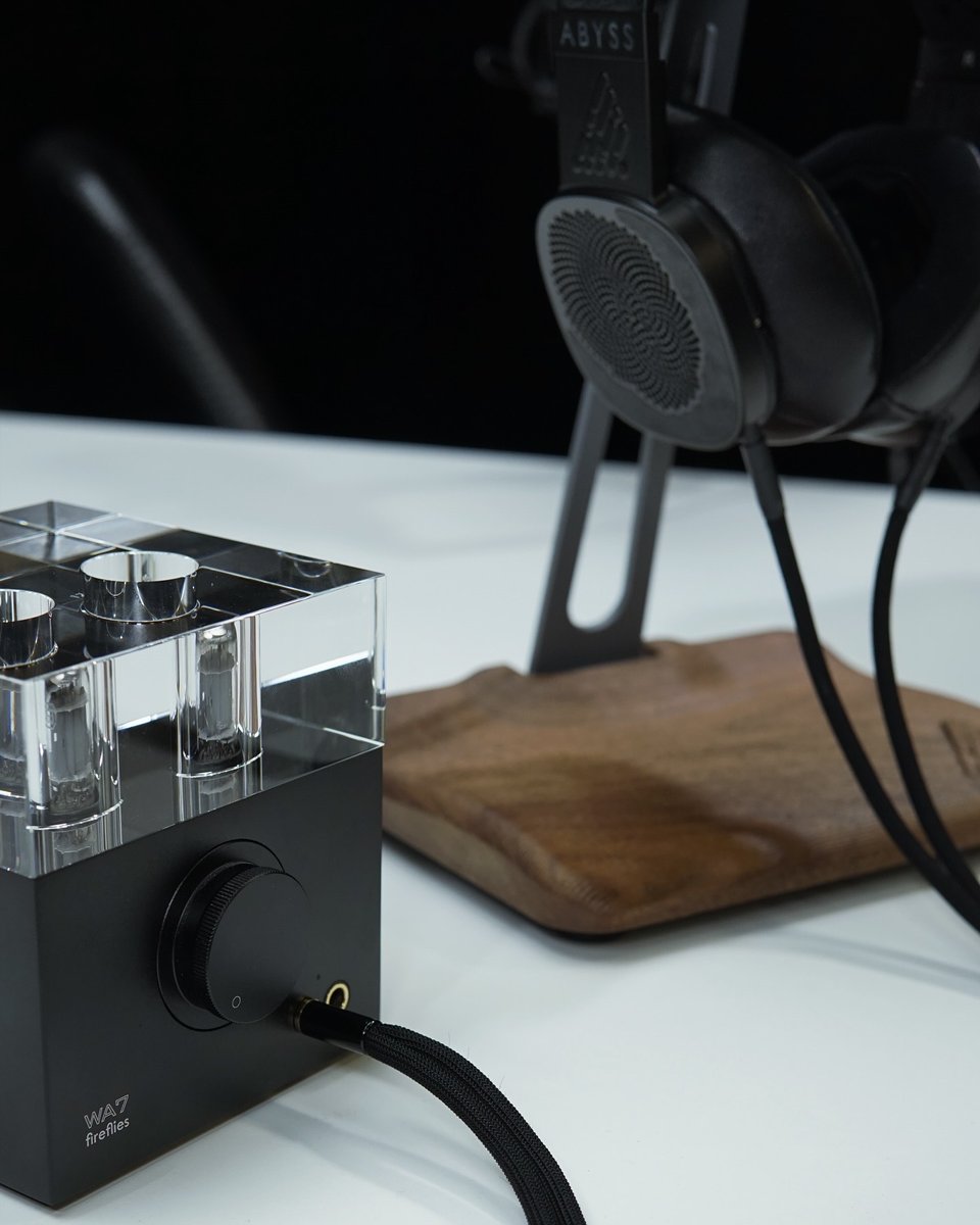 AbyssHeadphones's tweet photo. #Tubetuesday
Abyss Headphones x Woo Audio
Diana DZ Damascus Forged paired with the Woo Audio WA7 Fireflies (3rd generation) Balanced Headphone Amplifier DAC.
Abyss recommended for Diana MR and Diana DZ
#abyssheadphones #hifi #luxury #audio #headphones #music #wooaudio #dac https://t.co/2Kz4qDXkx1