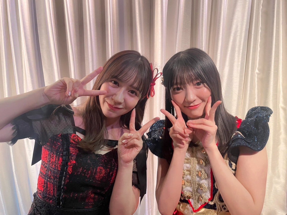 kasumin_akb48's tweet photo. 「今日は誰に恋をする？」公演ありがとうございました😻🤍

初めて着た衣装が「言い訳Maybe」の河西智美さんの衣装だったのでこうして劇場に一緒に立てていることがとても感慨深かったです🥲

本当に変わらずお綺麗で実物を見ることができて本当に良かったです🫶🏻

ありがとうございました❕ https://t.co/Pl5n2AmW0w