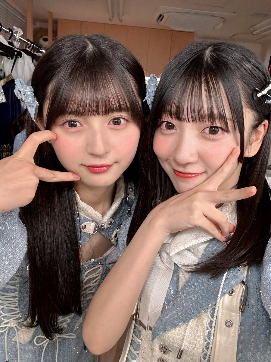 kasumin_akb48's tweet photo. 「今日は誰に恋をする？」公演ありがとうございました😻🤍

初めて着た衣装が「言い訳Maybe」の河西智美さんの衣装だったのでこうして劇場に一緒に立てていることがとても感慨深かったです🥲

本当に変わらずお綺麗で実物を見ることができて本当に良かったです🫶🏻

ありがとうございました❕ https://t.co/Pl5n2AmW0w