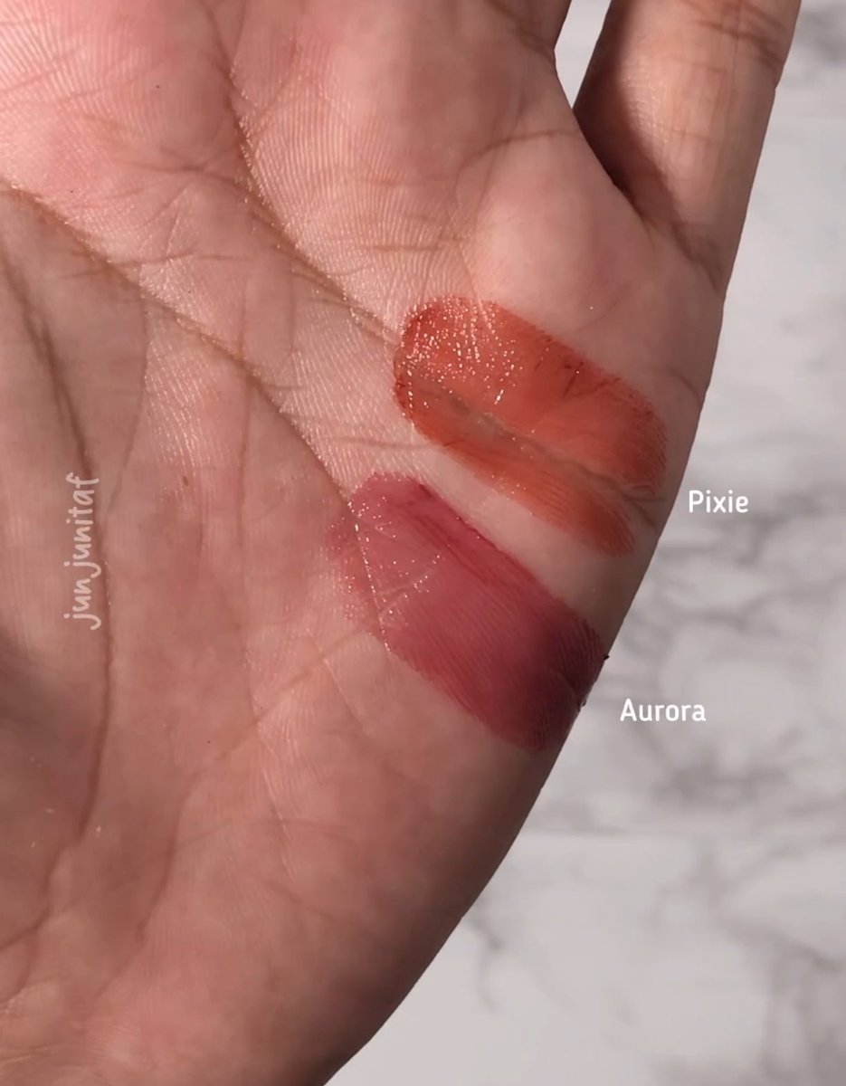 junjunitaf's tweet photo. Ini dari @SeamakeupID tinted lipbalm terbarunya mereka, aku punya shade aurora sama pixie. Teksturnya melted sekali dan balmnya tu ga geser gitu lho, ini ga minyakan meskipun keliatan glossy bgt ya, ini swatch shadenya https://t.co/hGehHGt9i9
