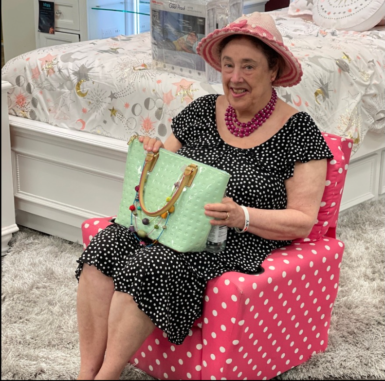 AlisonDGilbert's tweet photo. Here's my latest project which I have made into a facebook page, The Be Jeweled Collection of Handbags and Accessories. https://t.co/9QI4Ms7RS9 https://t.co/Mi8D9nPHVA