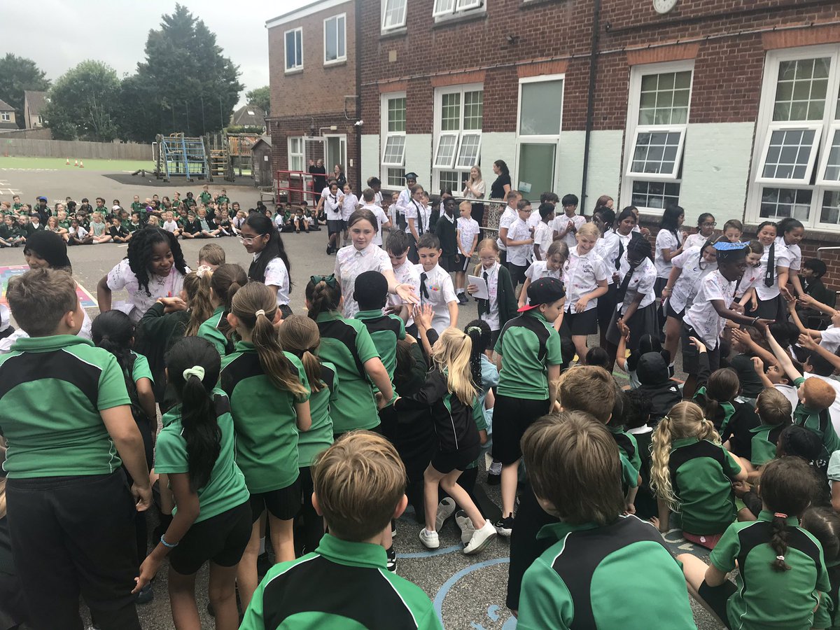 HighViewPrSch's tweet photo. Tears, songs, tears, hugs, tears, farewells! A day of well wishes, apprehension and excitement! A final farewell to our yr 6 #HighViewHeroes. We wish you all the best in your new schools! #AimHighView https://t.co/GK3NZab56u
