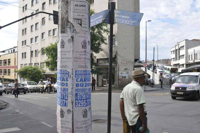 com que idade você descobriu que esses papéis colados em postes e  muros nas ruas são de clinicas de aborto??
