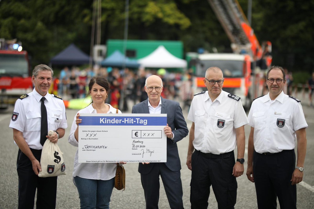 Kinder-Hit-Tag: Checkübergabe an "Familienhafen Hamburg" im Beisein von <a href="/TschenPe/">Peter Tschentscher</a>,  Polizeivizepräsident Mirko Streiber, stellvertretendem Amtsleiter Jan Peters sowie Landesbereichsführer Harald Burghart. 
#hamburg112 #landesbereichsfuehrung 
<a href="/polizeihamburg/">Polizei Hamburg</a> <a href="/FeuerwehrHH/">FEUERWEHR HAMBURG</a>