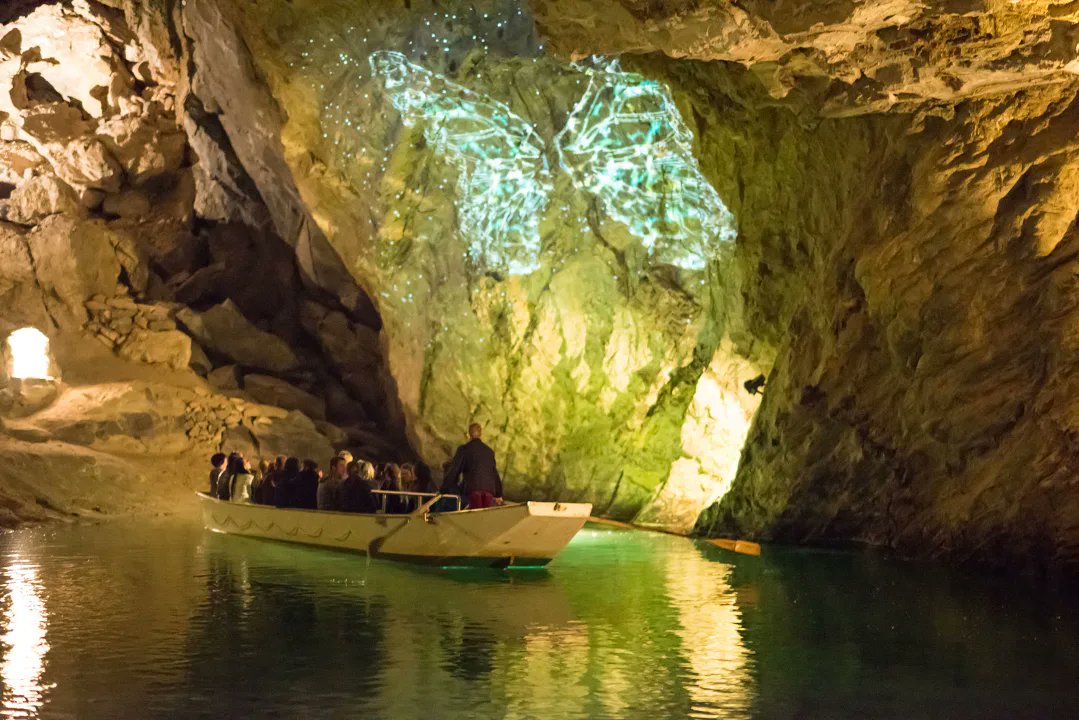 SwissAmbArg's tweet photo. El lago subterráneo navegable más grande de Europa está ubicado entre Sion y Sierre en 🇨🇭

La cueva donde se encuentra el cuerpo de agua está en perfectas condiciones y puede visitarse durante un paseo en bote

Más información: https://t.co/6lJ4ri79qV https://t.co/mW0OthoQqp