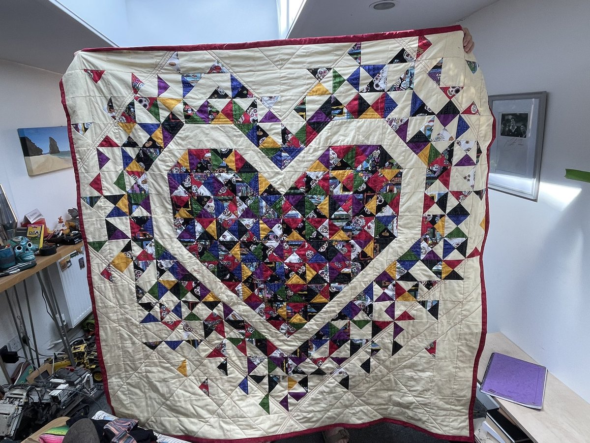 Carter_LikeDan's tweet photo. Takeover from girl human because she is all pleased with herself finishing this. We are calling it the #nodog quilt because that’s all we hear if we go anywhere near it. #quilting #explodingheart https://t.co/dnlM0hBfvy