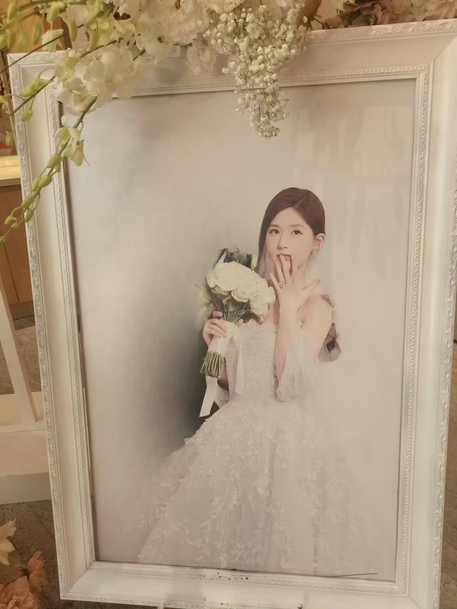 pifffz's tweet photo. 개웃기네
중국언니들이 포토샵으로 지워버림 https://t.co/PdymCROTJD