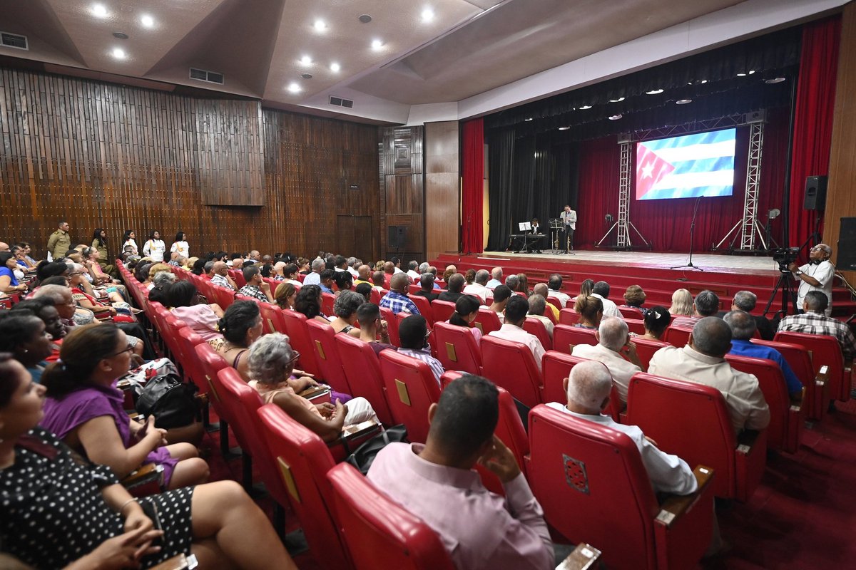AylinAlvarezG's tweet photo. Nuestra @UniversidadPCC celebró el acto por el aniversario 71 de la gesta gloriosa del Moncada. Los trabajadores del Comité Central del @PartidoPCC y otras dependencias volvimos a tomar #LaHistoriaPorAsalto para honrar a nuestros héroes y seguir defendiéndose nuestras conquistas. https://t.co/enyUd7XQ1S