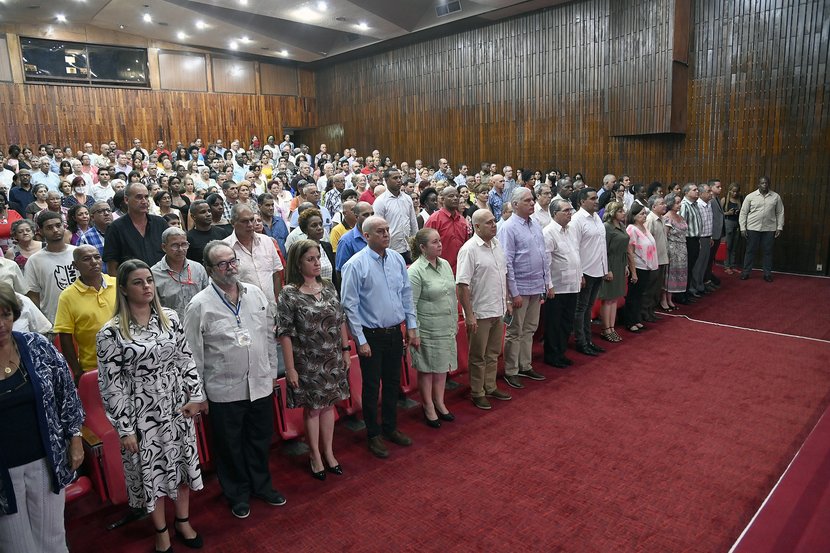 AylinAlvarezG's tweet photo. Nuestra @UniversidadPCC celebró el acto por el aniversario 71 de la gesta gloriosa del Moncada. Los trabajadores del Comité Central del @PartidoPCC y otras dependencias volvimos a tomar #LaHistoriaPorAsalto para honrar a nuestros héroes y seguir defendiéndose nuestras conquistas. https://t.co/enyUd7XQ1S