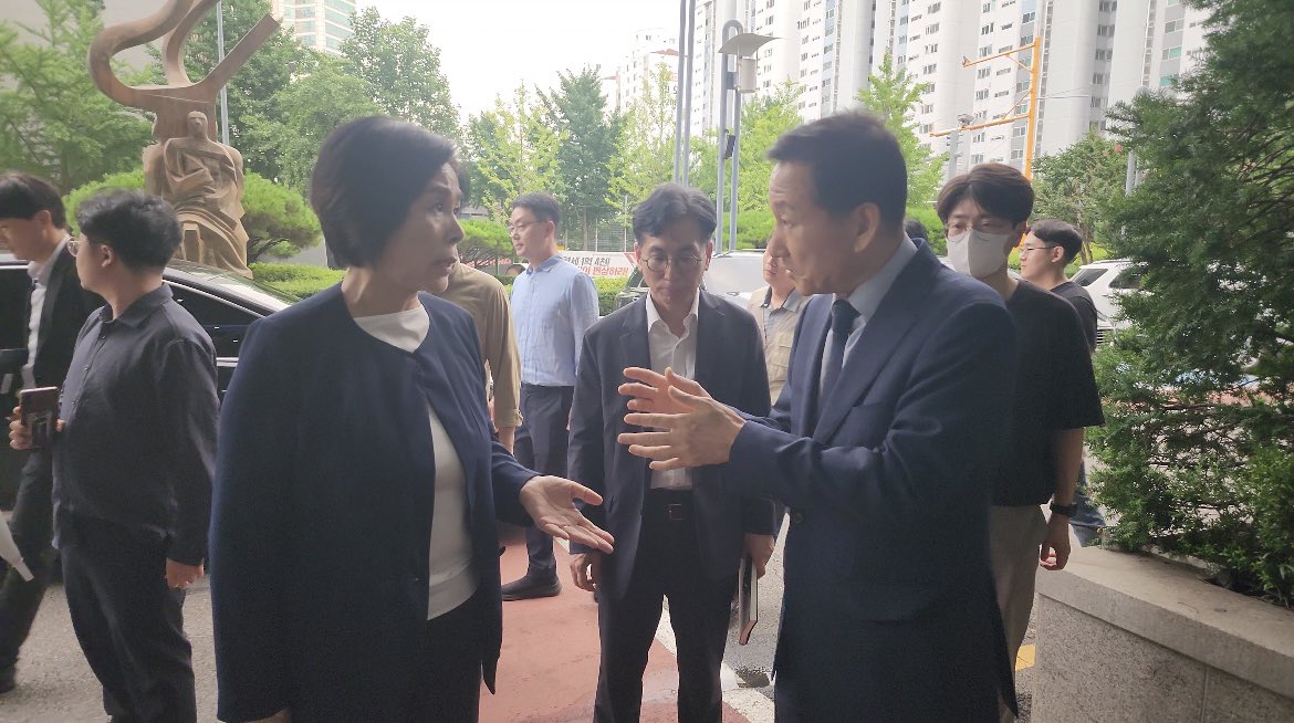 [류희림씨의 방심위원장 연임은 원천무효다]
-택시 줄행랑 류희림, 돌아오지 말라!-

MBC 장악에 혈안이 돼 비판방송 표적심의에 중독된 윤석열 정권과 그 하수인 류희림씨의 막장행태가 갈수록 가관이다.

대통령이 오늘 오후 늦게 갑자기 대통령 추천몫 방심위원 3명을 위촉하더니 몰래 회의까지