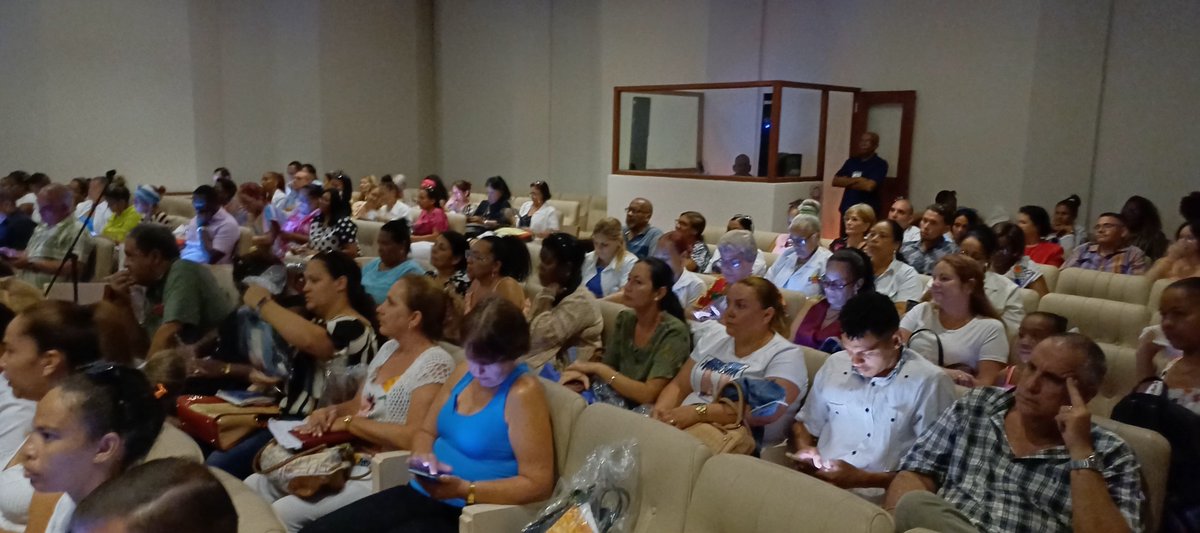En Desarrollo...
Comienza en la Biblioteca Nacional de Cuba José Martí reunión de Directores Municipales y de Policlínicos de #LaHabanaDeTodos.