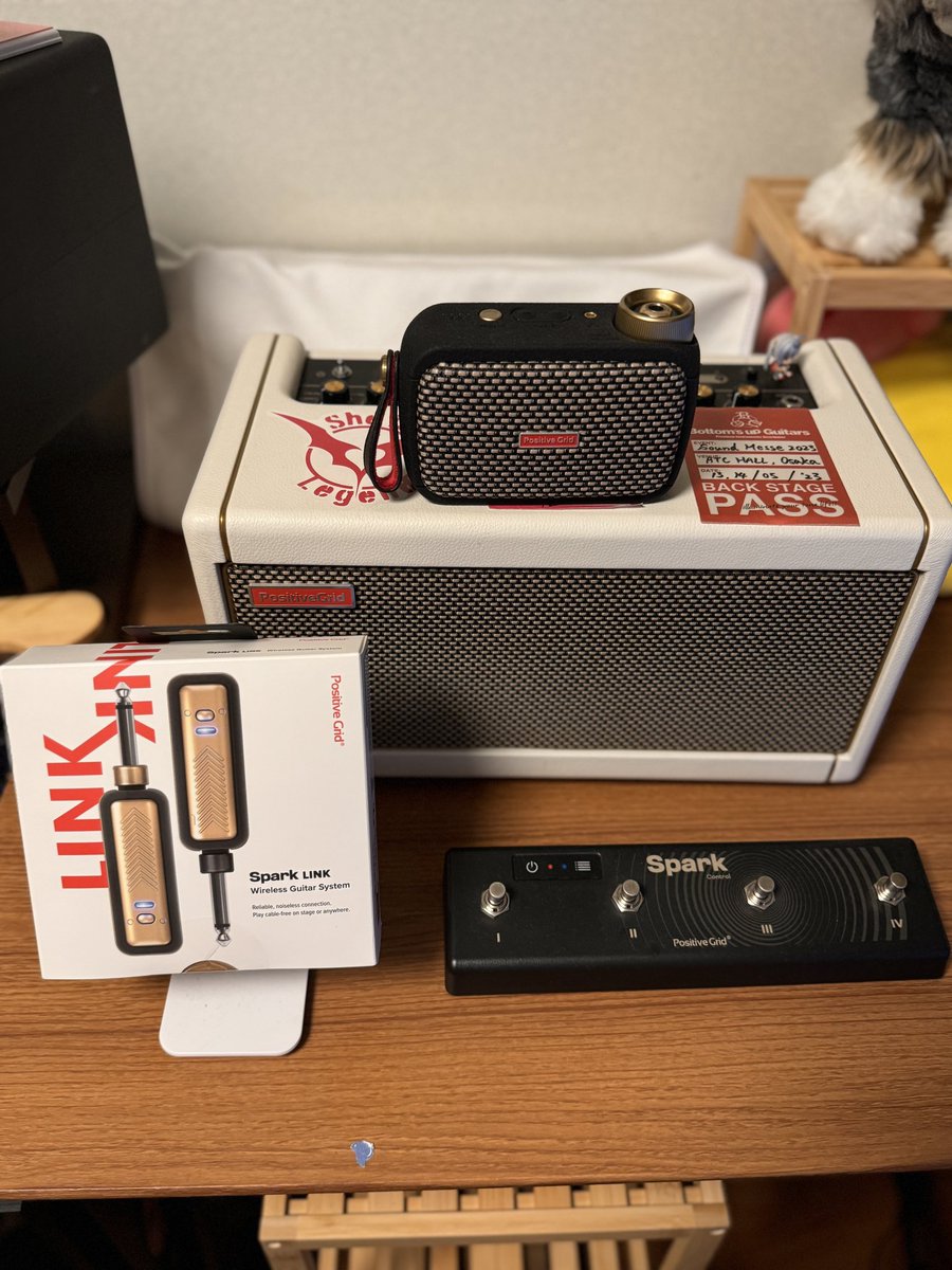 ryohe_HT's tweet photo. 唐突my new gear...
遅ればせながら、spark link買っちゃった
sparkコーナーできるまである
no 互換性 no life
今週スタジオで使おうと思ったらスタジオの予定無くなっちゃった
お家のシールド地獄からは解き放たれそうなので良しとします🙂↕️
#エレキギター
#mng
#positivegrid
#sparklink https://t.co/dLhWmwOOey