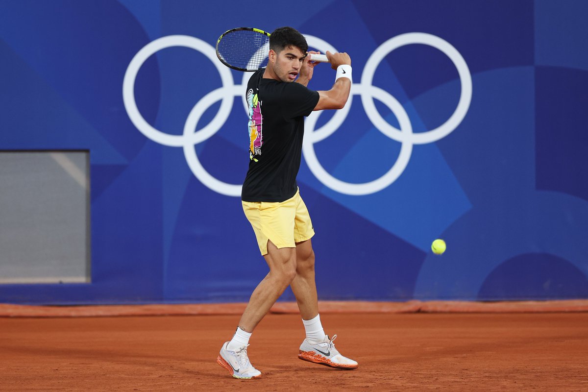 Olympics's tweet photo. The reigning Wimbledon and Roland Garros champion is on court! @carlosalcaraz, is gearing up for #Paris2024 🇫🇷