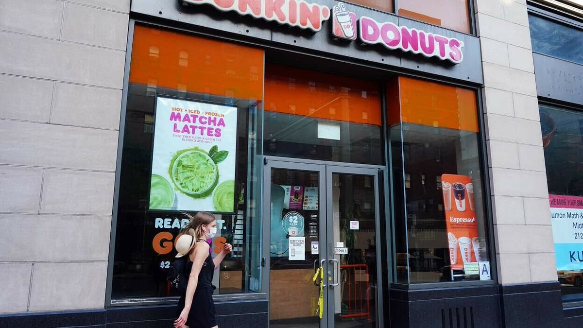 BFMTV's tweet photo. Le géant américain du donut Dunkin' arrive en France
https://t.co/iaBoqV4vwH https://t.co/7gfVihEF70