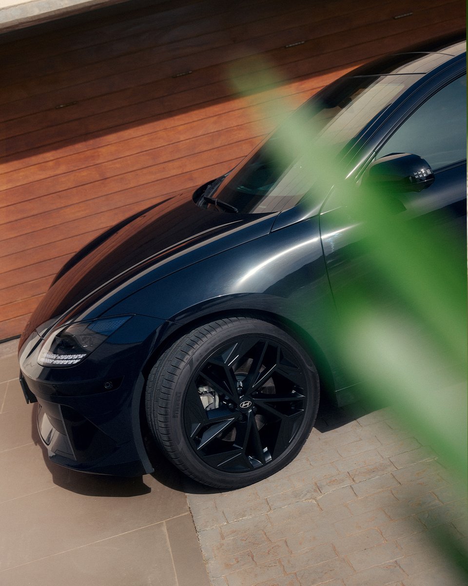 Hyundai_KSA's tweet photo. Catch the summer vibes with a 
glimpse of innovation and style 
packed into this cutting-edge EV.

Perfection from the inside out: The 
IONIQ 6.

#IONIQ6 #ElectrifiedStreamliner 
#EV #Hyundai #Hyundai_almajdouie 
#هيونداي #هيونداي_المجدوعي https://t.co/reOFeSeSvq