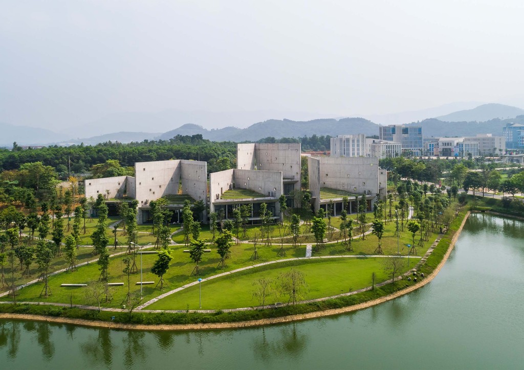 Architecture MasterPrize (@archmasterprize) on Twitter photo Designed by <a href="/VTNArchitects/">VTN.Architects</a>, this 30-meter high iconic building at Viettel's training area features open, connected spaces with V-cornered pockets, integrating nature and providing an ideal environment for meetings and learning.â â
#AMP2024 #VoTrongNghia Designed by <a href="/VTNArchitects/">VTN.Architects</a>, this 30-meter high iconic building at Viettel's training area features open, connected spaces with V-cornered pockets, integrating nature and providing an ideal environment for meetings and learning.â â
#AMP2024 #VoTrongNghia