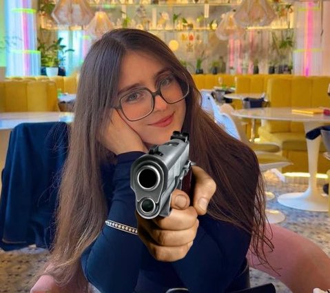 JWulen's tweet photo. Pablo: “Qué puto calor de mierda me quiero morir”

-“Hoy a Pablo le apetecía morirse así que le vacíe una glock 19 con balas de 9mm en el pecho para qu-“ https://t.co/3sQCP6KSnt