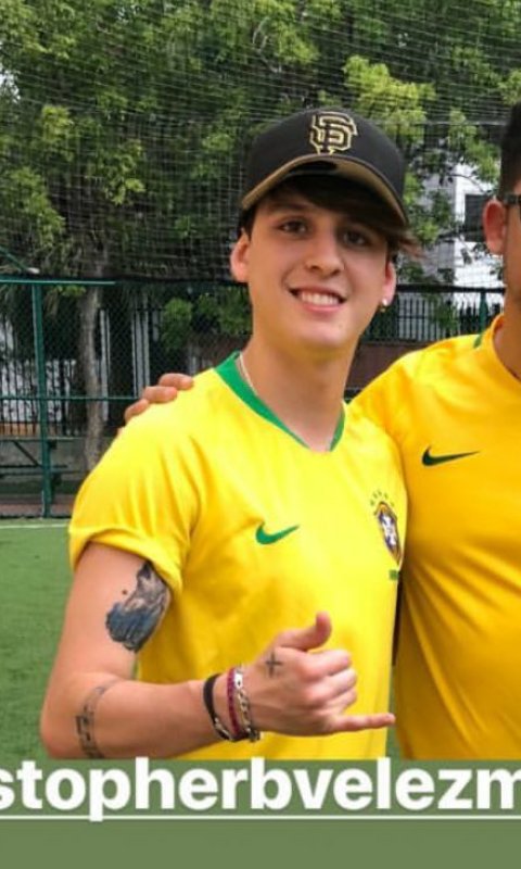 sexyzabdiel's tweet photo. sempre que o christopher vai jogar futebol com os amigos ele põe a camiseta do BRASIL 😭 https://t.co/KzOJww8mTU