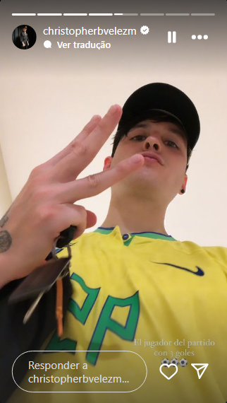 sexyzabdiel's tweet photo. sempre que o christopher vai jogar futebol com os amigos ele põe a camiseta do BRASIL 😭 https://t.co/KzOJww8mTU