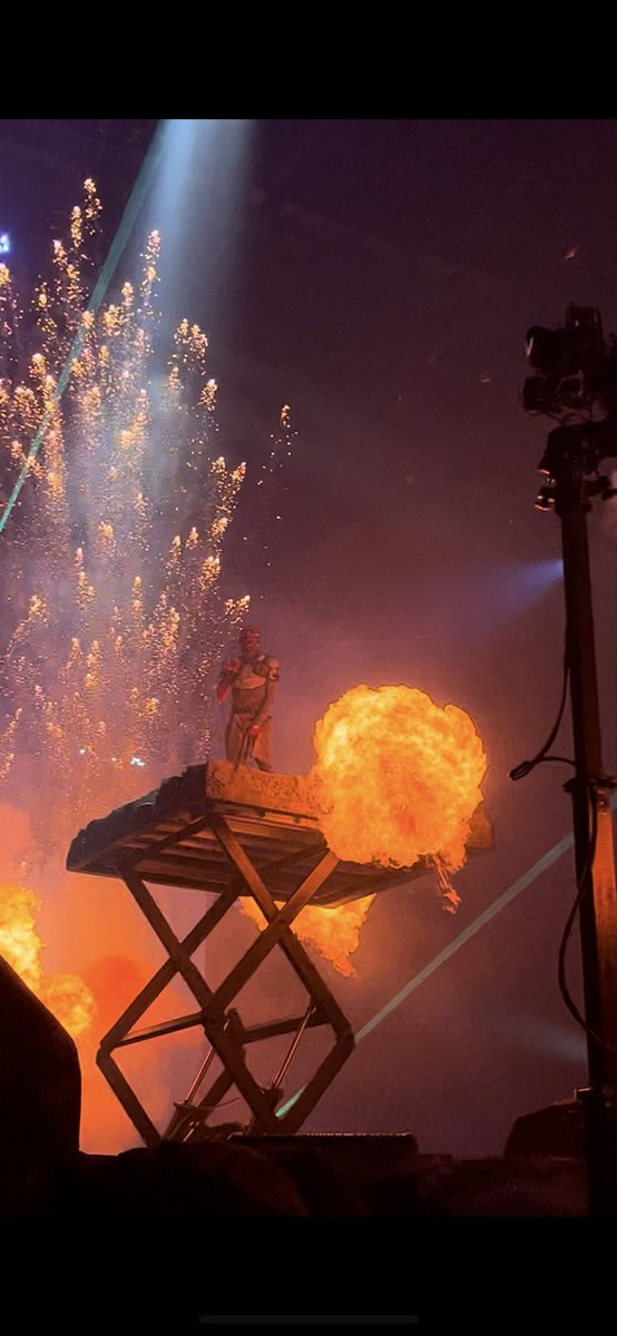 finally going through all my pics &amp; videos from the travis show in manchester 2 weeks ago only to find this masterpiece.
this is mental ??! <a href="/trvisXX/">TRAVIS SCOTT</a>