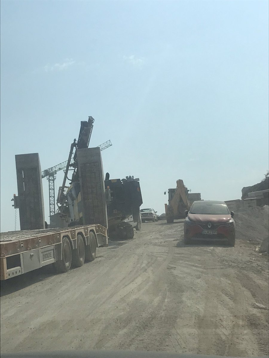 Mersin Kocahamzalı arasına yapılan TOKİ inşaatı yapım aşamasındadır. Ancak trafiği felç etmiş durumda. Zaten dar olan olan yolu sürekli kapatmakta, saygısızca trafiği engellemektedirler.Acilen müdahale edilmesi .
#Toki 
#Çevreveşehircilik